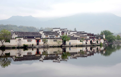 这是被列入世界遗产名录的皖南古村落黟县宏村的徽派民居（2013年4月23日摄）。