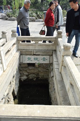 4月12日，位于济南市区的“七十二名泉”之一的金线泉已经停喷，泉池水位持续下降。