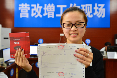 4月12日，在济南市历城区国税局，纳税人展示税控设备和领用的增值税普通发票。
