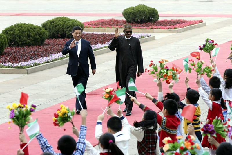 4月12日，国家主席习近平在北京人民大会堂同尼日利亚总统布哈里举行会谈。这是会谈前，习近平在人民大会堂东门外广场为布哈里举行欢迎仪式。