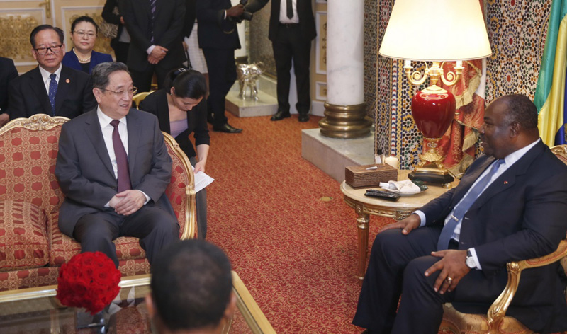 4月11日，正在加蓬进行正式友好访问的全国政协主席俞正声在利伯维尔会见加蓬总统邦戈。