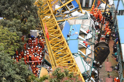 4月13日，救援人员在坍塌现场进行救援。