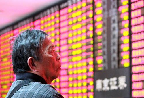 4月13日，股民在江苏南京一家证券交易网点关注股市行情。