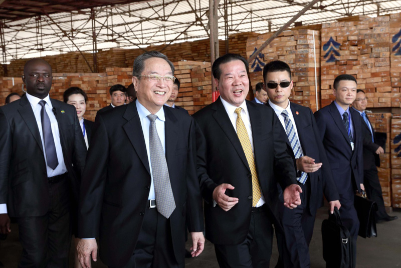 这是4月13日，俞正声考察中资企业华嘉木业公司。