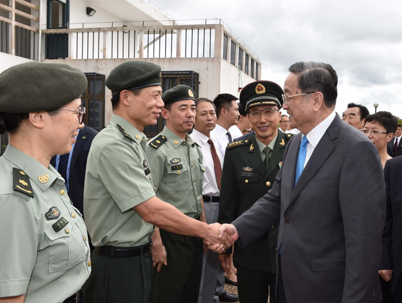 这是4月12日，俞正声看望慰问中国援加蓬医疗队和军医组。
