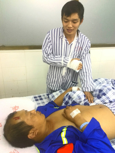 4月13日，伤者王玉龙（后）到病房看望同样受伤的父亲。