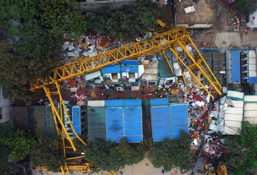 俯瞰龙门架倒塌事故救援现场（4月13日摄）。