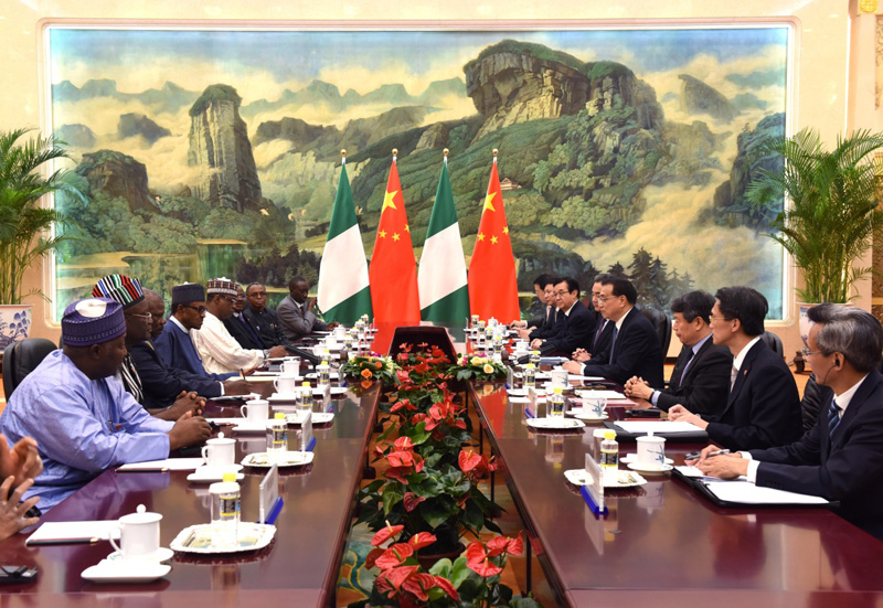 4月13日，国务院总理李克强在北京人民大会堂会见来华进行国事访问的尼日利亚总统布哈里。