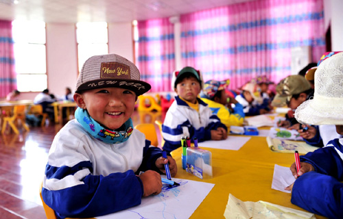4月14日，来自樟木镇的孩子们在日喀则市幸福幼儿园画画。