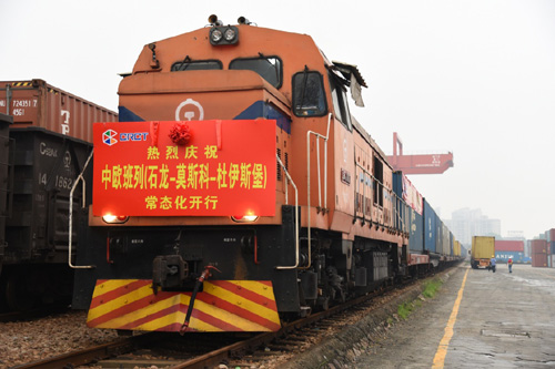 4月14日，X8426次中欧铁路集装箱班列在东莞石龙铁路国际物流中心等待出发。