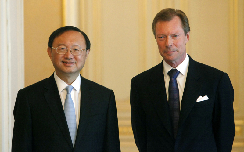 4月15日，卢森堡大公亨利（右）会见正在卢森堡访问的中国国务委员杨洁篪。新华社记者 王晓郡 摄