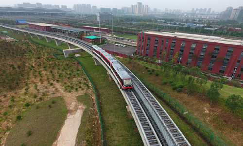 中国首条中低速磁浮铁路载客试运营