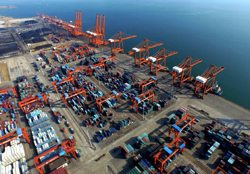 这是广西钦州保税港区十万吨级国际集装箱码头（5月17日摄）。
