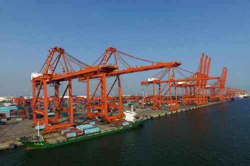这是广西钦州保税港区十万吨级国际集装箱码头（5月17日摄）。根据南宁海关最新公布统计数据显示，今年4月，广西外贸小幅增长，当月进出口229.4亿元，同比增长3.8%。其中，出口116.2亿元，同比增长6.3%；进口113.2亿元，同比增长1.4%。