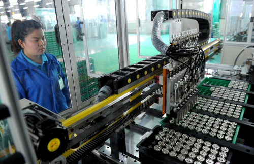 5月18日，动力电池项目的员工在检测自动分选电池生产线。新华社记者 陶明 摄
