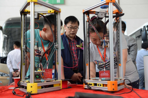 5月22日,参展人员在演示3D打印技术。当日,第16届中国哈尔滨国际装备制造业博览会在哈尔滨国际会展中心开幕。本届展会参展企业达到600余户,展出面积34000平方米,以“智能制造、转型升级、创新发展”为主题,涵盖节能环保、新能源技术、新材料、新能源汽车等十几大类近万种产品。新华社记者 王凯 摄 5月22日,参展人员在演示3D打印技术。当日,第16届中国哈尔滨国际装备制造业博览会在哈尔滨国际会展中心开幕。本届展会参展企业达到600余户,展出面积34000平方米,以“智能制造、转型升级、创新发展”为主题,涵盖节能环保、新能源技术、新材料、新能源汽车等十几大类近万种产品。新华社记者 王凯 摄