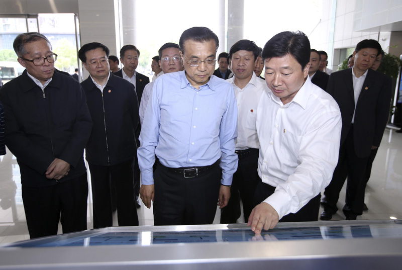 李克强：各地政务大厅要真正做到一站式办结