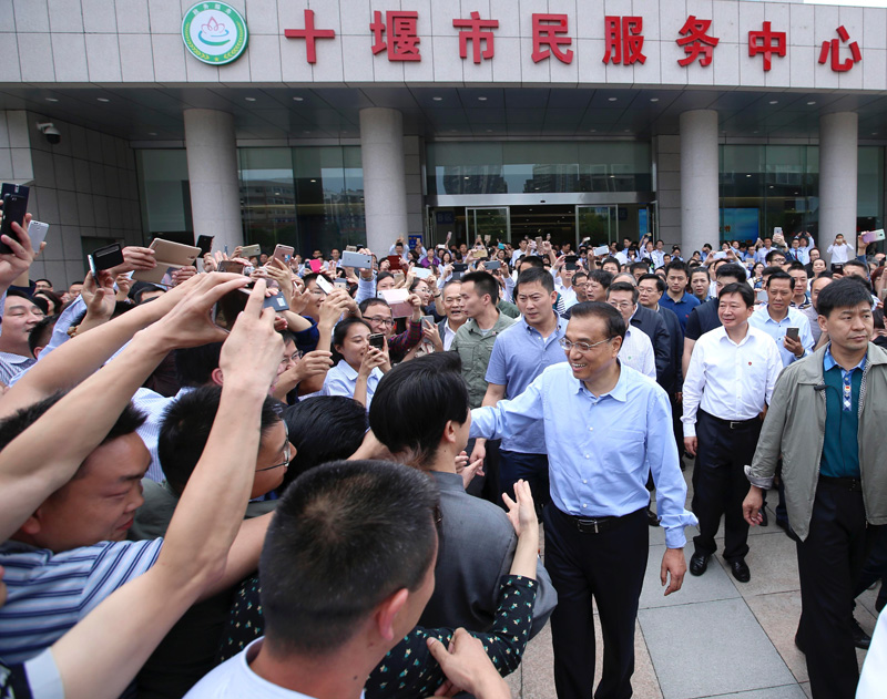李克强：各地政务大厅要真正做到一站式办结