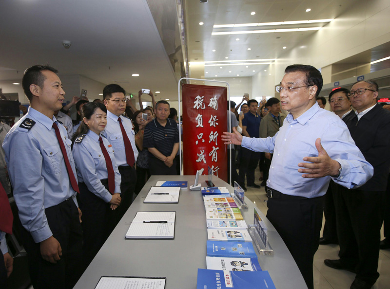李克强：各地政务大厅要真正做到一站式办结