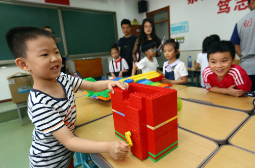 5月29日，天津市和平区新星小学学生在“乐高奇幻世界”版块体验。“六一”儿童节即将来临，天津市和平区新星小学科技创新嘉年华活动拉开帷幕，学生和家长共同参与科技创新活动，体验创新实践的乐趣。新华社发（刘东岳 摄）