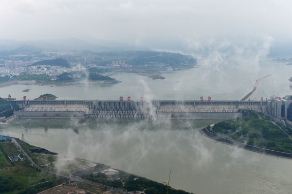 这是6月1日拍摄的三峡水利枢纽工程全景。当日,长江中下游地区正式进入主汛期。长江防总安排部署三峡及上游水库群加快腾库应对主汛期到来。6月1日8时,三峡水库水位147.89米,出库流量提高至17100立方米每秒。按照消落计划,三峡水库在6月10日之前,库水位消落至145米汛限水位,为未来可能发生的大洪水腾出库容。新华社发 郑家裕 摄 这是6月1日拍摄的三峡水利枢纽工程全景。当日,长江中下游地区正式进入主汛期。长江防总安排部署三峡及上游水库群加快腾库应对主汛期到来。6月1日8时,三峡水库水位147.89米,出库流量提高至17100立方米每秒。按照消落计划,三峡水库在6月10日之前,库水位消落至145米汛限水位,为未来可能发生的大洪水腾出库容。新华社发 郑家裕 摄