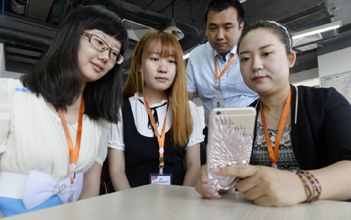 6月3日，在宁夏丝路风情旅游网络公司运营平台，工作人员现场试听各景点提供的手机导游语音服务内容，对其中有缺陷和不清楚的内容进行记录更新。