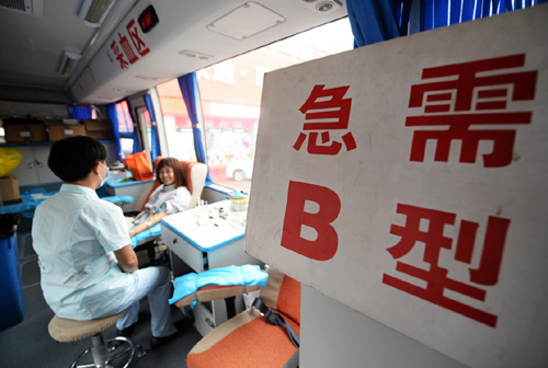 6月14日，市民在河北省固安县街头的无偿献血车内献血。