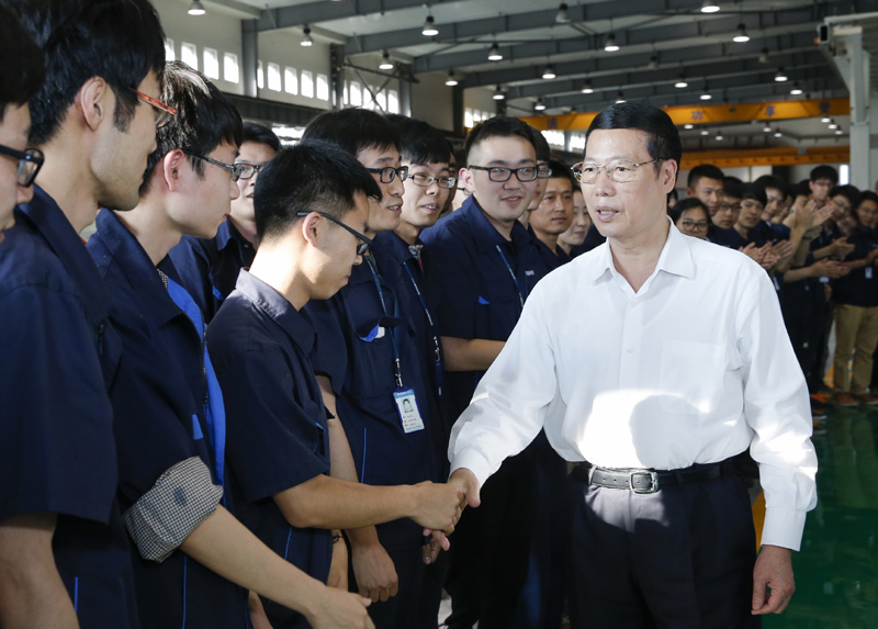 这是6月16日，张高丽在沈阳机床公司了解推进国有企业改革、促进装备制造等优势产业提质增效等工作时，同生产一线职工亲切握手。新华社记者 鞠鹏 摄