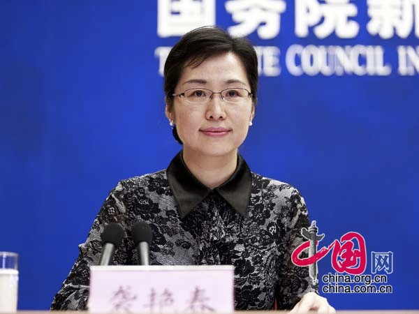 国务院新闻办公室定于2016年6月17日(星期五)上午10时在国务院新闻办新闻发布厅举行国务院政策例行吹风会,请住房城乡建设部副部长易军介绍《关于清理规范工程建设领域保证金的通知》的有关情况,请国家卫生计生委副主任金小桃介绍发展和规范健康医疗大数据应用的有关情况,并答记者问。图为国新办新闻局副局长袭艳春主持吹风会。(中国网 钱晨 摄) 国务院新闻办公室定于2016年6月17日(星期五)上午10时在国务院新闻办新闻发布厅举行国务院政策例行吹风会,请住房城乡建设部副部长易军介绍《关于清理规范工程建设领域保证金的通知》的有关情况,请国家卫生计生委副主任金小桃介绍发展和规范健康医疗大数据应用的有关情况,并答记者问。图为国新办新闻局副局长袭艳春主持吹风会。(中国网 钱晨 摄)