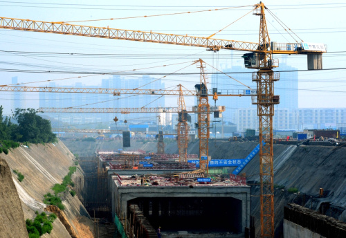6月22日拍摄的郑州地下管廊建设施工工地。河南省郑州市是全国地下综合管廊建设试点城市之一。该市2016年开工建设的地下综合管廊项目，目前正加紧施工。在建的地下管廊总长约44.1公里，计划在2017年底前竣工。工程竣工后，供水、排水、燃气、热力、电力、通信、广播电视、工业等多种管线在地下隧道空间里集于一体，并预留检修空间，方便管线的维护和保养，避免城市道路的重复开挖，提高城市的综合承载能力。新华社记者 朱祥 摄