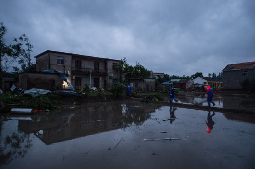 6月24日黎明，搜救人员在盐城市阜宁经济开发区北陈村进行排查搜救。