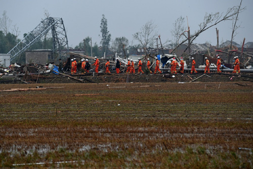 6月24日，一组搜救人员进入江苏省盐城市阜宁县陈良镇丹平村腹地进行搜救。