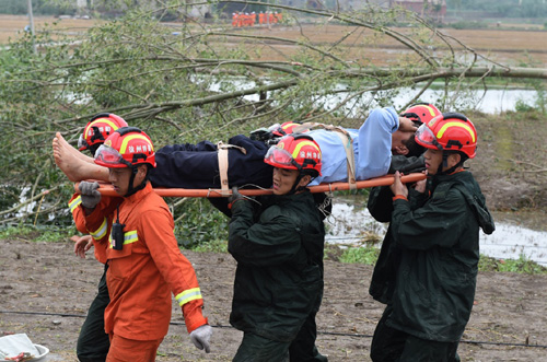 6月24日，救援人员在盐城阜宁县陈良镇丹平村用担架转运一名伤员。