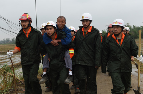 6月24日，搜救人员在受灾最为严重的江苏省盐城市阜宁县陈良镇丹平村搜救出一名腿部受伤的群众。