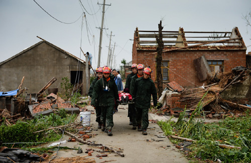 6月24日，救援人员在盐城阜宁县陈良镇丹平村用担架转运一名受伤村民。