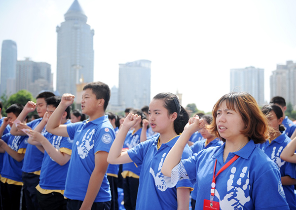 6月26日，师生代表在贵州贵阳筑城广场参加“拒绝毒品 珍爱生命”宣誓活动。
