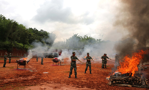 6月26日，云南德宏边防官兵在德宏州芒市公开销毁毒品。