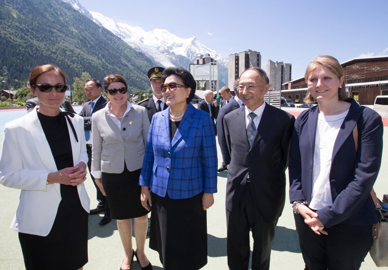 6月29日，国务院副总理刘延东（前排中）在法国沙莫尼市考察冬季冰雪运动设施。当日，赴法国举行中法高级别人文交流机制第三次会议的国务院副总理刘延东在法国城市、青年和体育部国务秘书布拉亚尔和沙莫尼市副市长特尔莫兹陪同下，考察了沙莫尼市冬季冰雪运动设施，并见证中国国家体育总局与法国城市、青年和体育部签署关于冬奥会合作的计划。新华社记者 徐金泉 摄