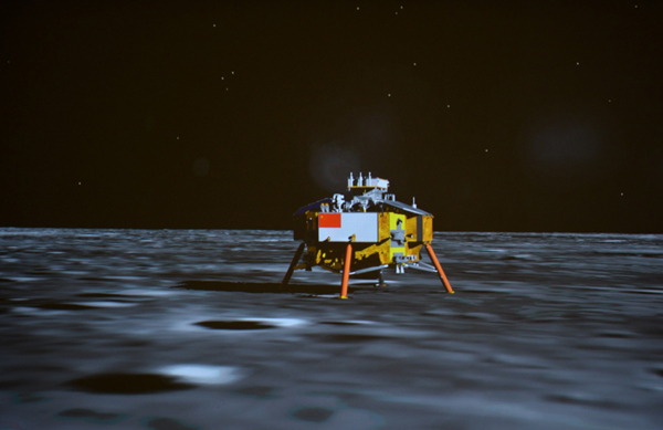 2013年12月14日，嫦娥三号探测器成功着陆在月球虹湾区地区，中国航天器首次在地外天体实现软着陆。这是北京航天飞行控制中心大屏幕上显示的平稳落月的嫦娥三号探测器。新华社发
