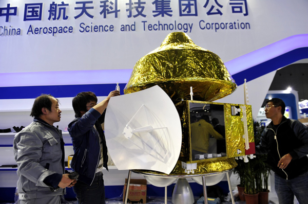 2015年11月2日，在上海举行的第17届中国国际工业博览会中国航天科技集团公司的展台上，工程人员在安装整体为金黄色的火星探测器模型。新华社记者 张建松 摄