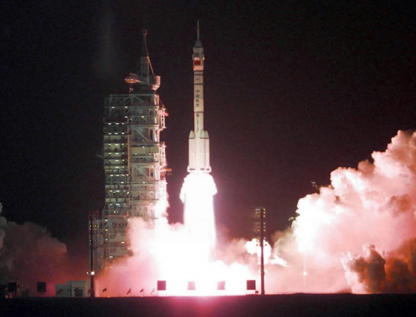 1999年11月20日，中国第一艘载人航天实验飞船神舟一号在酒泉卫星发射中心发射升空。新华社发（赵建伟 摄）