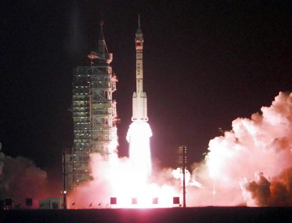 拼版照片:上图为我国第一颗人造地球卫星东方红一号;下图,人们争相眺望东方红一号通过北京上空(资料照片)。1970年4月24日,我国第一颗人造地球卫星东方红一号成功发射,拉开了中国人探索宇宙奥秘、和平利用太空、造福人类的序幕。火箭研制、载人航天、嫦娥探月、空间交会对接、火星探测任务正式立项航天事业从无到有、从小到大、从弱到强,并建立起独立自主、完整的航天科技工业体系,中国以扎实的步伐和不懈的努力,把航天梦写到外太空。
