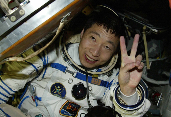 2003年10月16日，神舟五号载人飞船在内蒙古主着陆场成功着陆，中国首位航天员杨利伟自主出舱。新华社记者 王建民 摄