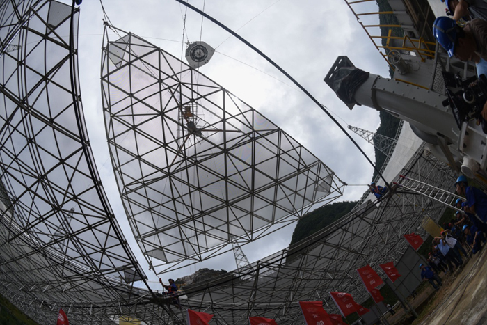 7月3日，FAST工程的最后一块反射面板正在吊装。新华社记者 欧东衢 摄