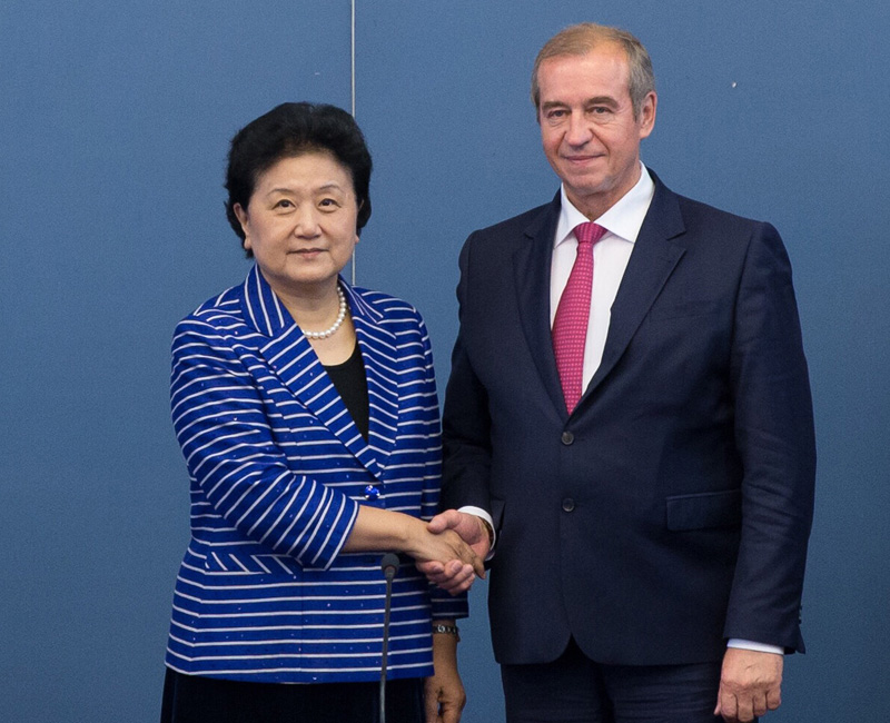 7月6日，中国国务院副总理刘延东（左）在俄罗斯伊尔库茨克会见伊尔库茨克州长列夫琴科。