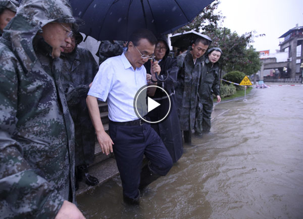 李克强在武汉龙王庙段防汛抗洪抢险救灾现场