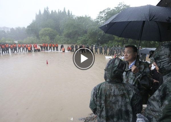 李克强在武汉长江干堤管涌防汛抗洪抢险救灾现场