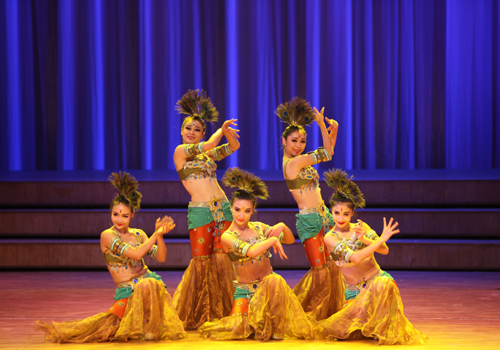 2015年10月11日，在蒙古国首都乌兰巴托的中央文化宫，甘肃省歌舞剧院演员在中华人民共和国成立66周年“丝路情”大型歌舞专场演出上表演。记者郑闯摄