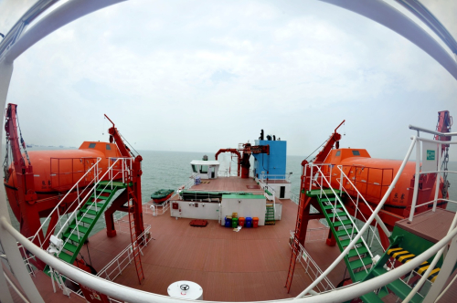 7月12日，“张謇”号在杭州湾航行。新华社记者 张建松 摄