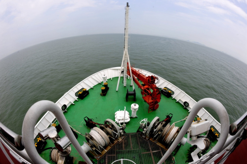 7月12日，“张謇”号在杭州湾航行。新华社记者 张建松 摄
